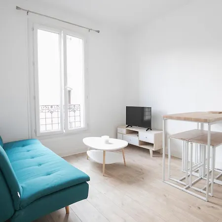 Moderne Et Equipe Aux Portes De Paris *